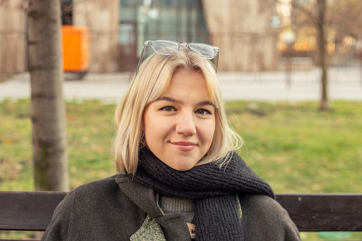 files/portrait-beautiful-young-woman-big-city-woman-big-city_169016-66497.avif